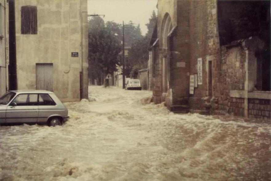 3 octobre 1988 - Place devant l'église de Bernis