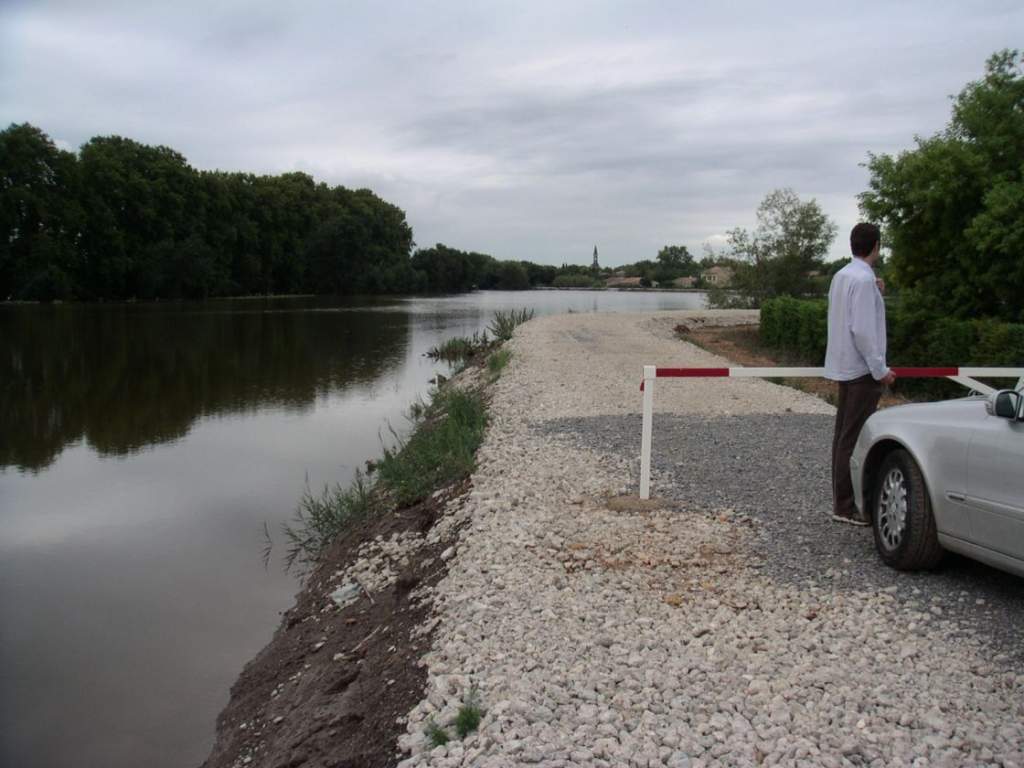 Digue de la Méjane au Cailar en septembre 2005, le niveau d'eau est haut
