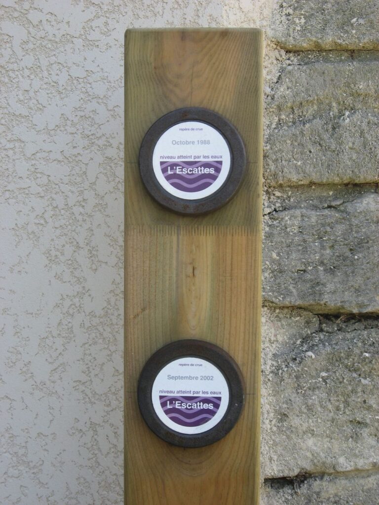 Repères de crues à Calvisson sur l'Escattes