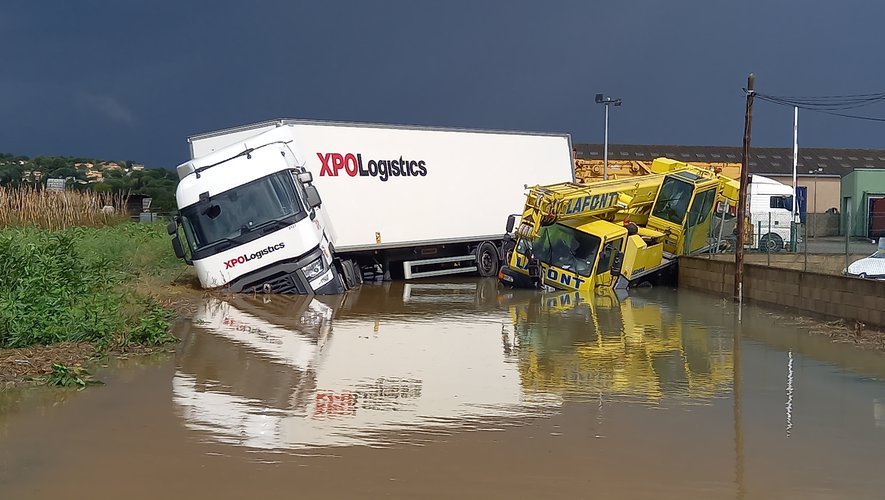 Crue de 2021 à Codognan, poids lourd renversé dans un fossé