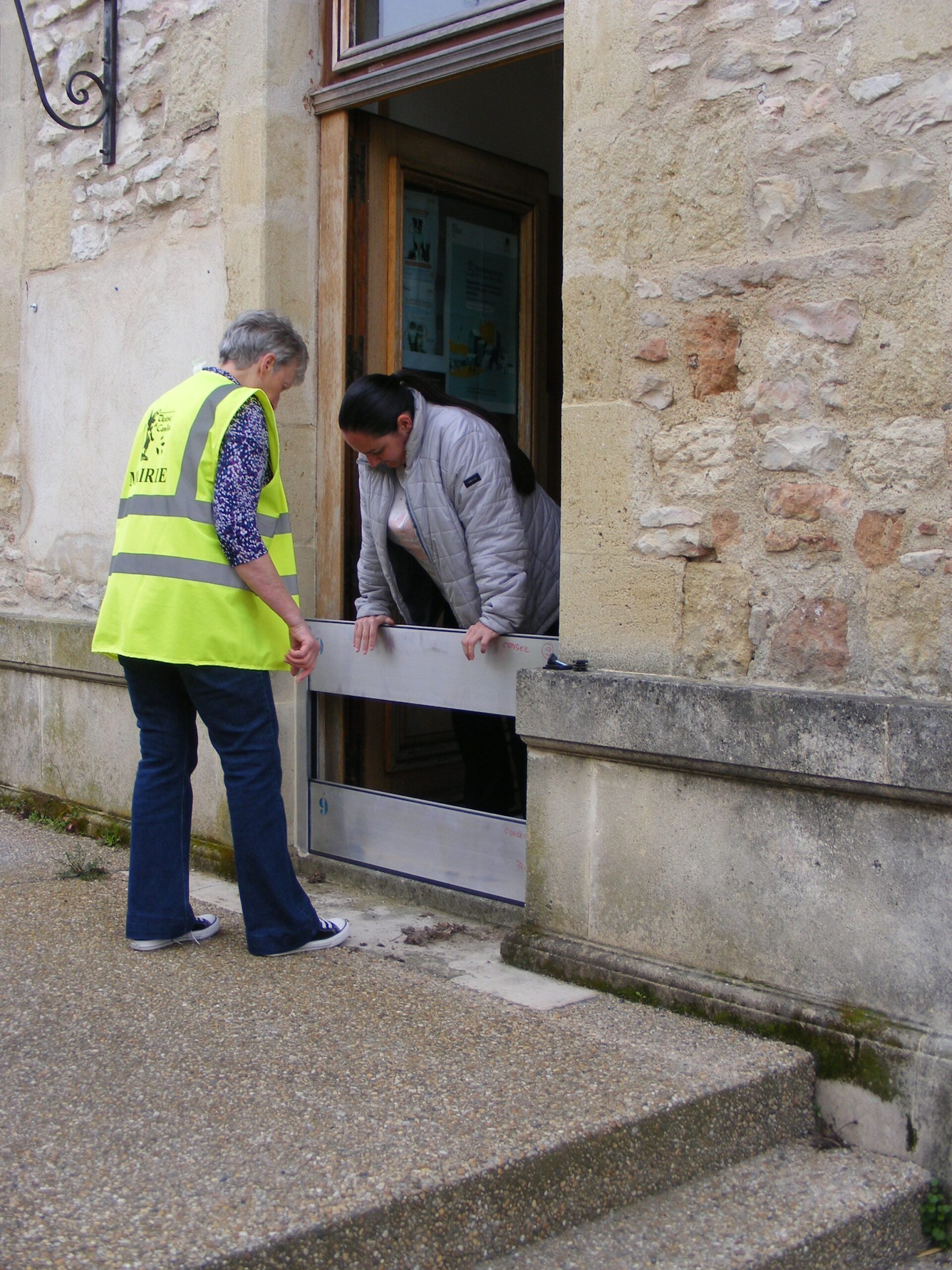 Exercice de gestion de crise à Vestric-et-Candiac en février 2024. Pose d'un batardeau sur la mairie
