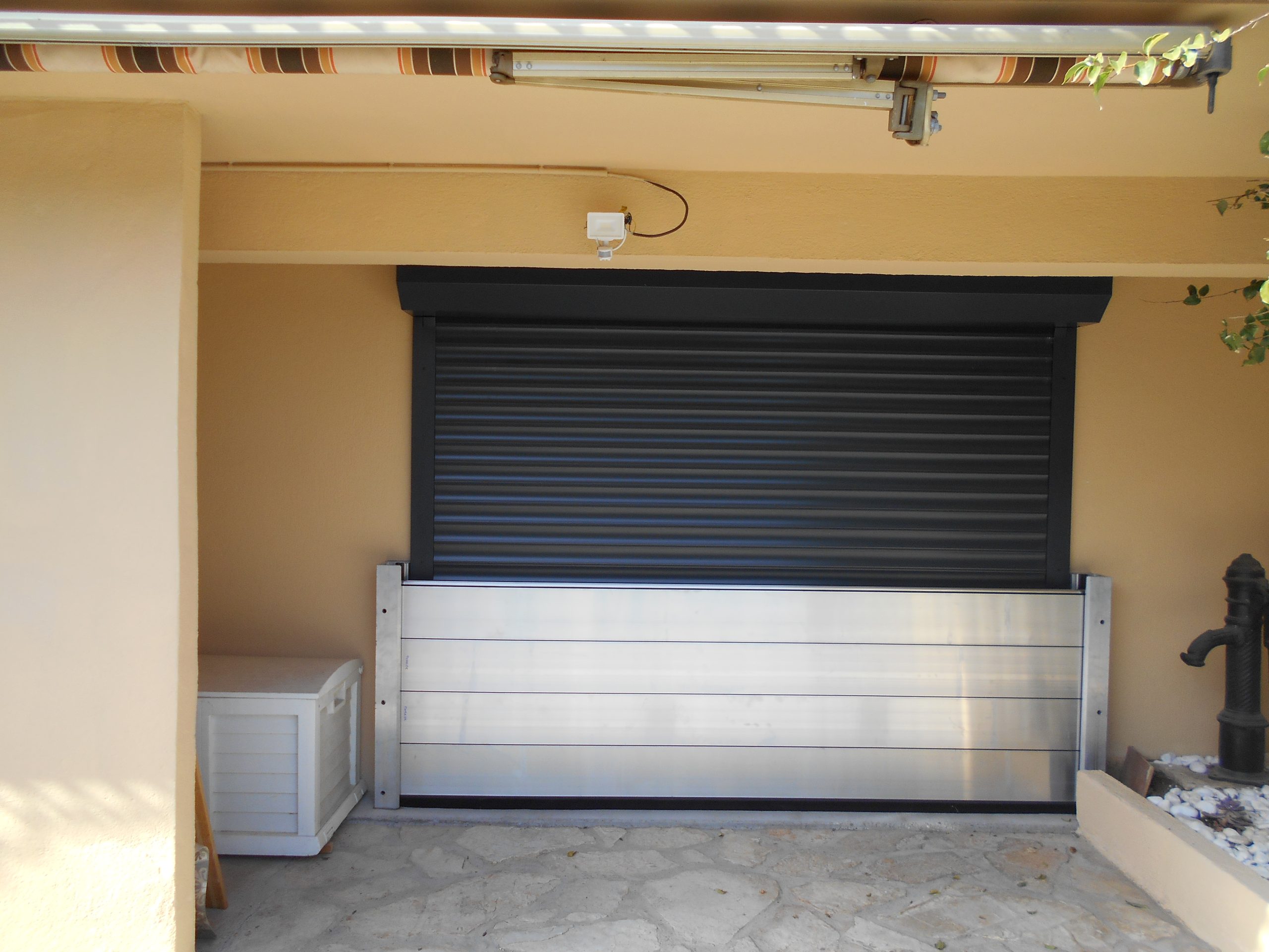 Batardeau posé devant un garage